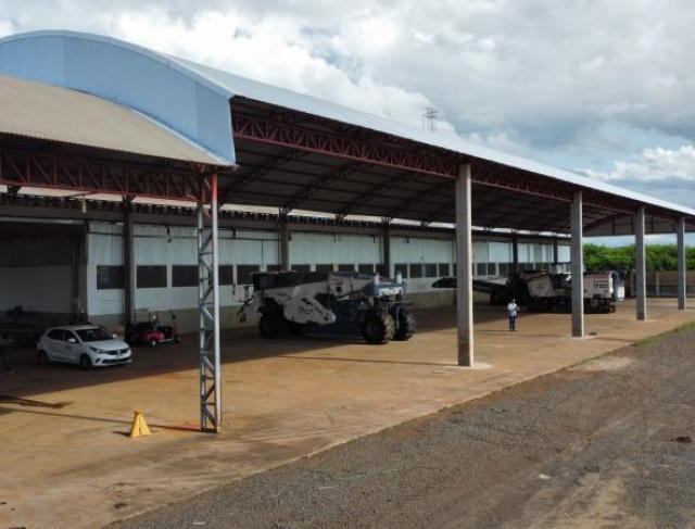 Galpão abrigo de máquinas - Galpão mixto Pilares em pré-moldado e e cobertura metálica - 1.800,00 m² )
